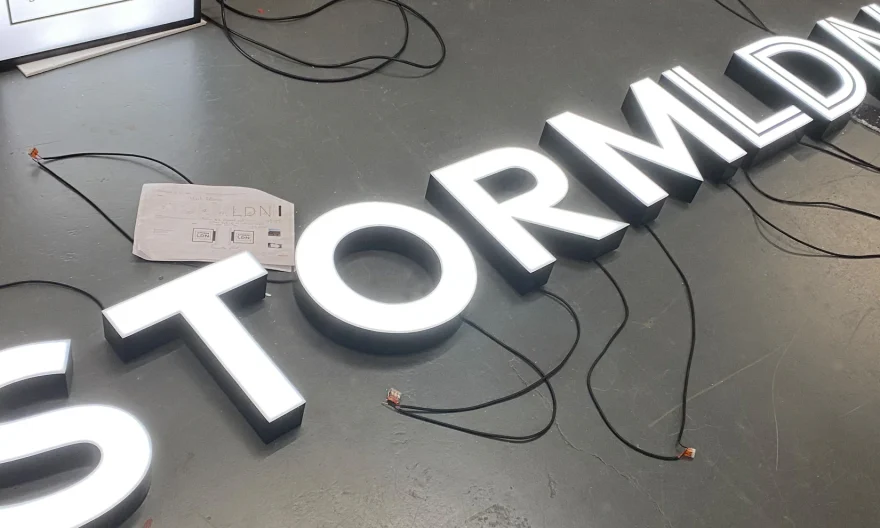 ilustrasi letter signage